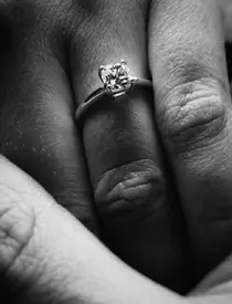 Roxana Ionescu se mândrește cu inelul de logodnă. Viitoarea mămică a spus DA