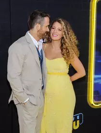 Ryan Reynolds şi Blake Lively aşteaptă al treilea copil. Actriţa şi-a dezvăluit sarcina pe covorul roşu, unde a păşit pe tocuri înalte şi o rochie super sexy