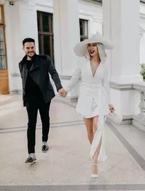 Cea mai cunoscută bloggeriță din România a spus ”da”  într-o ținută sexy! Poza cu care Alina Ceușan a strâns peste 50 000 de like-uri