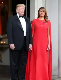 Melania Trump pare mereu tristă și nefericită și a fost numită femeia-trofeu la Casa Albă. Ce spun experții despre ea