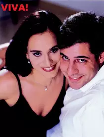 Andreea Esca și Alexandre Eram au reeditat prima copertă VIVA!, de acum 20 de ani! Vedeta a îmbrăcat aceeași rochie și atunci și acum și arată fabulos!