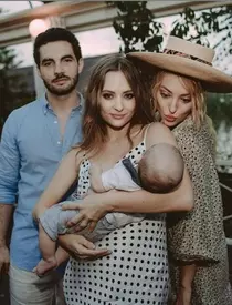 Delia și sora ei, Oana