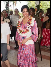 Atât Meghan Markle, cât și Kate Middleton poartă același tip de sandale.