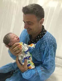 Soția lui Cornel Ilie a născut. Prima imagine cu bebelușul: ”Mămicile sunt Dumnezei, tăticii sunt doar simpli oameni”