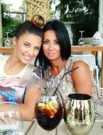 Antonia, alături de mama ei.