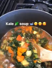 Monica Gabor a trecut la cratiță. Vedeta îi gătește lui Mr. Pink mâncare românească