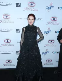 Mutilată de operațiile estetice! Cum a ajuns să arate Priscilla, soția marelui Elvis Presley, la 74 de ani