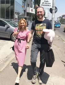Cum arată Simona Gherghe, la două luni după ce a născut a doua oară. S-a îmbrăcat în roz şi fanii au copleşit-o cu inimioare!