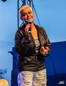 Monica Anghel în blugi rupţi