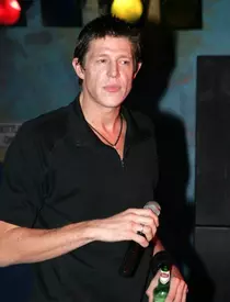 Pierce Brosnan este acum căsătorit cu Keely Shaye Smith