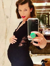 Milla Jovovich este însărcinată cu al treilea copil la 43 de ani! Actriței nu-i vine să creadă, după ce suferise recent un avort