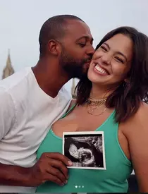 Ashley Graham este însărcinată! Super modelul XXL a făcut anunțul chiar în ziua în care aniversa 9 ani de căsnicie
