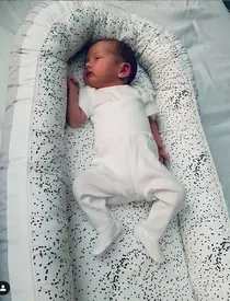 Prima imagine cu fetița Ancăi Serea. Leah-Maria a împlinit două săptămâni și seamănă cu surioara ei mai mare