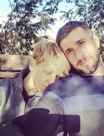 Cum s-a îndrăgostit Dragoș Bucur de Dana Nălbaru: ”Am cunoscut-o pe stradă și după cinci zile ne-am căsătorit. Cred în suflete-pereche”