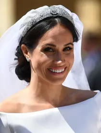Ce accesorii nu poate purta Meghan Markle niciodată înainte de 6 seara. Regina i-a interzis cu desăvârșire!