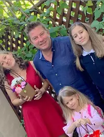 Pavel Bartoș, alături de cele trei fiice ale sale, Eva, Rita și Sofia, la începerea școlii, acum un an!