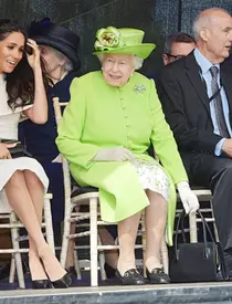 Elisabeta a II-a este faimoasă pentru stilul ei vestimentar inconfundabil.