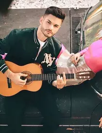 Edward Sanda are o soră de câteva luni