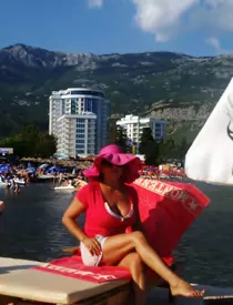 Soţia lui Adi Mutu, Sandra, este superbă, dar stai să o vezi pe mama ei! Soacra ”Briliantului” face ravagii pe Instagram