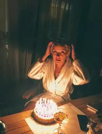 Diana Dumitrescu, cum nu ai mai văzut-o niciodată: în halat de casă și fără pic de machiaj. Așa și-a serbat proaspăta mamă ziua de naștere. FOTO!