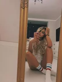 Secretul din trecutul vloggeriței Irina Deaconescu. Frumoasa blondă a făcut videochat în liceu din cauza problemelor cu banii