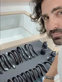 Pepe umblă zilnic cu 10 000 de euro la el! Artistul nu se desparte de o brățară cu diamante albe și negre, cu semnificație emoțională