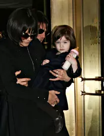 O mai ții minte pe Suri, fetița lui Tom Cruise? La 13 ani, a devenit o domnișoară incredibil de frumoasă