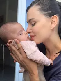 Catrinel Menghia și fetița ei, Caroline