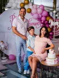 Prima imagine cu fetița Deei Maxer. Vedeta a fost externată: ”Tati a avut mai multe emoții decât mine”