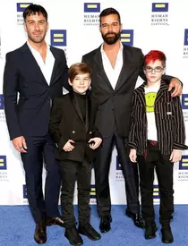 Ricky Martin a devenit tată pentru a patra oară! Aici, alături de partenerul său Jwan Yosef, și fiul lor, Renn.