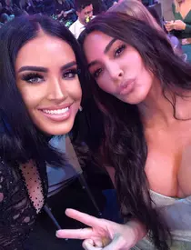 Cum s-a îmbrăcat Adelina Pestrițu la E! People’s Choice Awards. A purtat o ținută elegantă pe covorul roșu din America