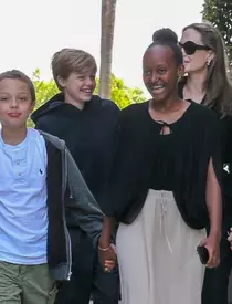 Angelina Jolie împreună cu copiii ei şi ai lui Brad Pitt