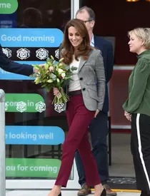 Kate Middleton s-a afișat în ținuta office perfectă! Ce pantofi nu trebuie să-ți lipsească din garderobă