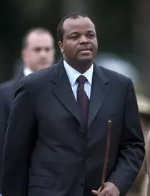În timp ce supușii săi fac foamea, Regele african Mswati al III-lea a cumpărat 19 mașini Rolls Royce pentru cele 15 soții ale sale!