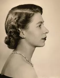 Fotografiile sepia ale Reginei Elisabeta a II-a în tinerețe au încins internetul.