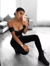 Ea e Suzan Lazăr, bomba sexy care câștigă 9.000 de euro doar din Instagram! Românca vrea să pozeze în Playboy și să devină învățătoare
