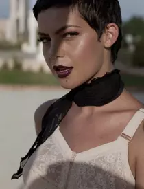 O mai ții minte pe Maria Dinulescu? Cum arată și cu ce se ocupă acum actrița sexy care făcea furori în filmele românești, acum 10 ani!