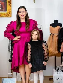 Oana-Roman-în-rochie-scurtă-și-cizme-de-latex