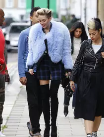 Miley Cyrus și Liam Hemsworth au divorțat după 10 ani de relație și 8 luni de mariaj!