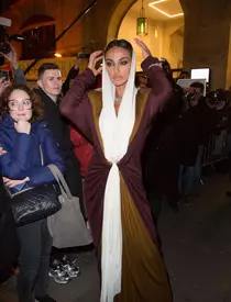 Mădălina Ghenea, apariție spectaculoasă la Paris Fashion Week. Rochia  inspirată din cultura marocană a atras privirile tuturor