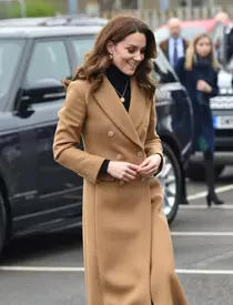 Kate Middleton a făcut furori cu un palton clasic și o fustă de doar 10 lire! Dar a fost acuzată că o copiază pe Meghan Markle!