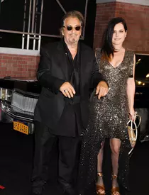 Al Pacino, părăsit de iubita cu 40 de ani mai tânără, pe motiv că este prea bătrân și prea zgârcit: ”Îmi cumpăra doar flori”
