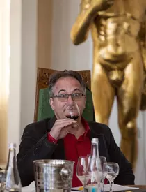 Îl mai ții minte pe actorul care-l imita perfect pe Ion Iliescu? Cristian Grețcu a renunțat la divertisment pentru a deveni expert în vinuri