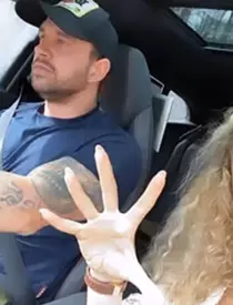 Alex Bodi tocmai s-a întors de la Londra și e obligat să stea în autoizolare, daaar....a fost filmat în mașină cu Bianca Drăgușanu!