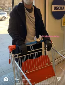 Adelina și Cristi Chivu, nevoiți să iasă din carantină pentru a merge la supermarket. Cei doi s-au echipat cu măști de protecție și mănuși împotriva coronavirus