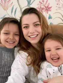 Elena Gheorghe, izolată în casă de o lună, cu cei doi copii. A trecut prin cele mai mari emoții: ”Febră, frisoane, hipotermie si alte simptome tipice”