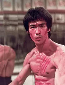 Îl mai ții minte pe Bruce Lee? Legenda filmelor de arte marțiale a avut un destin tragic și o moarte învăluită în mister