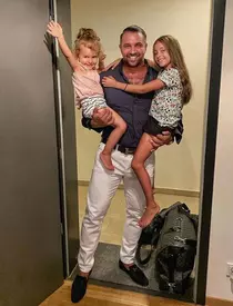 Alex Bodi și fiicele sale