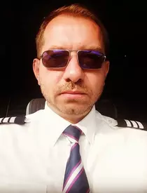 Fotografia care a scandalizat toată țara! Aeroportul Otopeni, plin-ochi, în plină pandemie de coronavirus! Oamenii s-au îmbulzit și s-au înghesuit la control pașapoarte