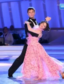 O mai ții minte pe Ella Dumitru, câștigătoarea ultimului sezon ”Dansez pentru tine”? S-a transformat într-o tânără superbă și s-a mutat în Anglia! Cu ce se ocupă acum